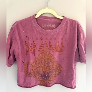 Cropped Def Leppard distressed Graphic Tee - Pink